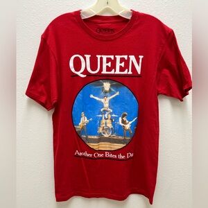 Que Red Graphic Queen Band Tee with Blue Stage Circle
